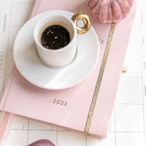 różowy planer kalendarz 2024