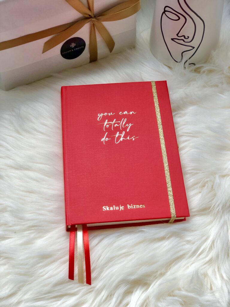 czerwony personalizowany planer kalendarz 2024